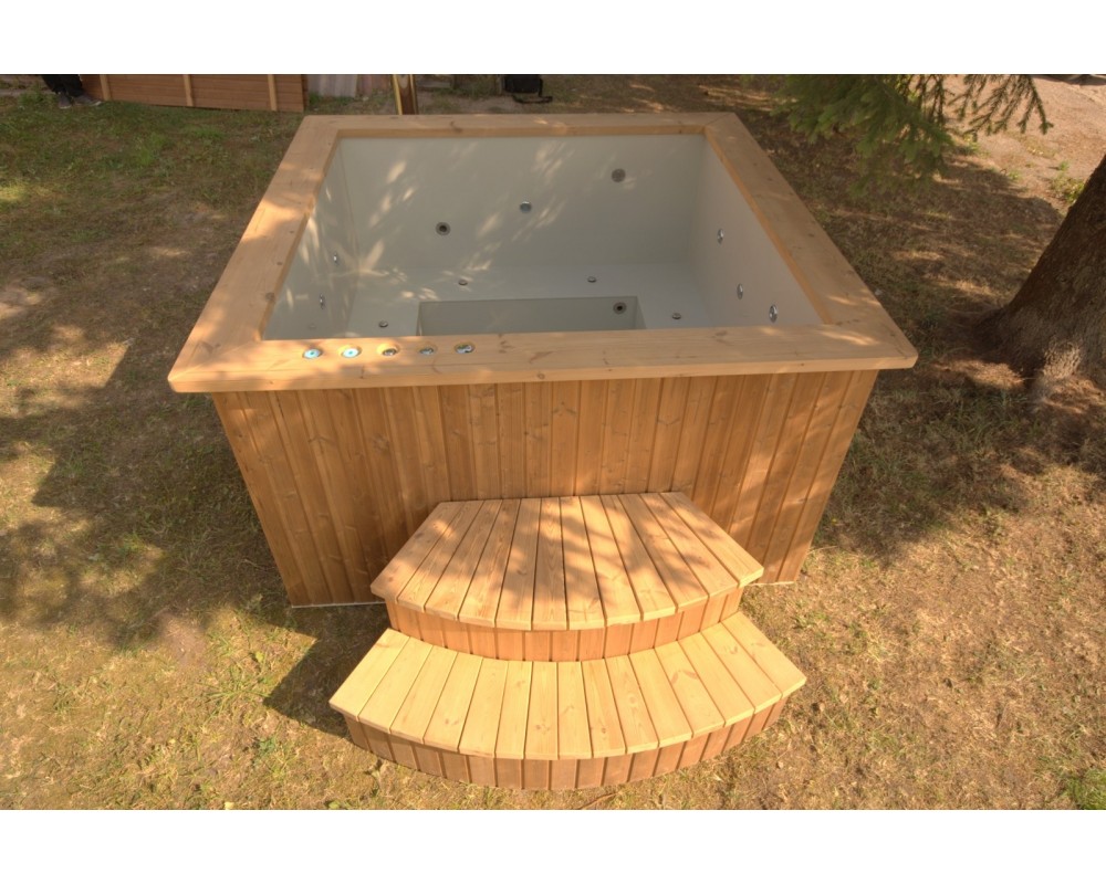 Квадратная ванна под прямым углом с деревянной отделкой и духовкой